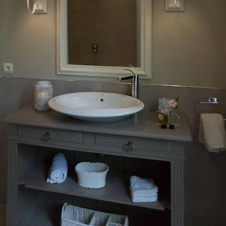 Дом отдыха Romantic Nr St Emilion With Private Pool And Views To For *